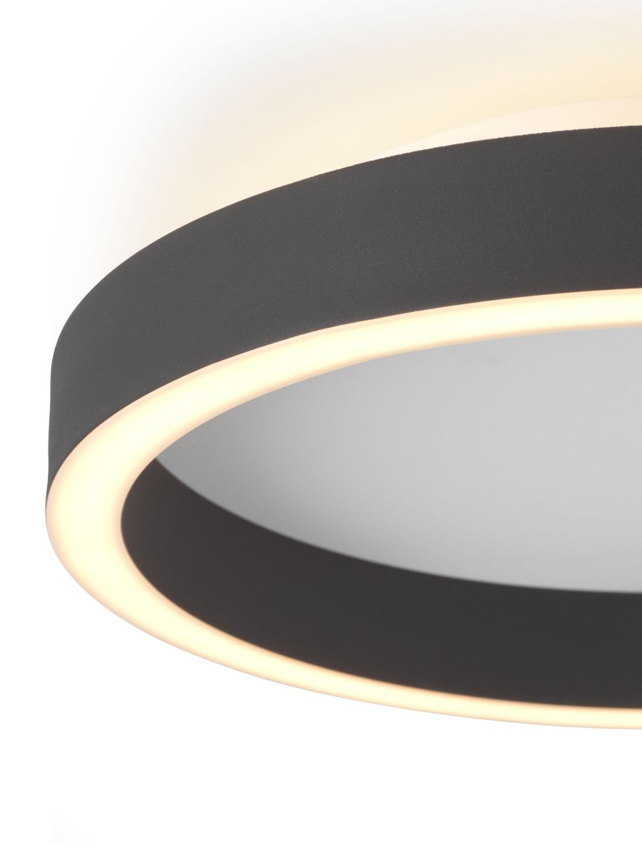Backlight String Ø30 Svart plafond Fra Halo Design - Den integrerte belysningen har form av en LED-stripe som sitter nederst på rammen og p&aring; oversiden, som gir et fint lys opp i taket.