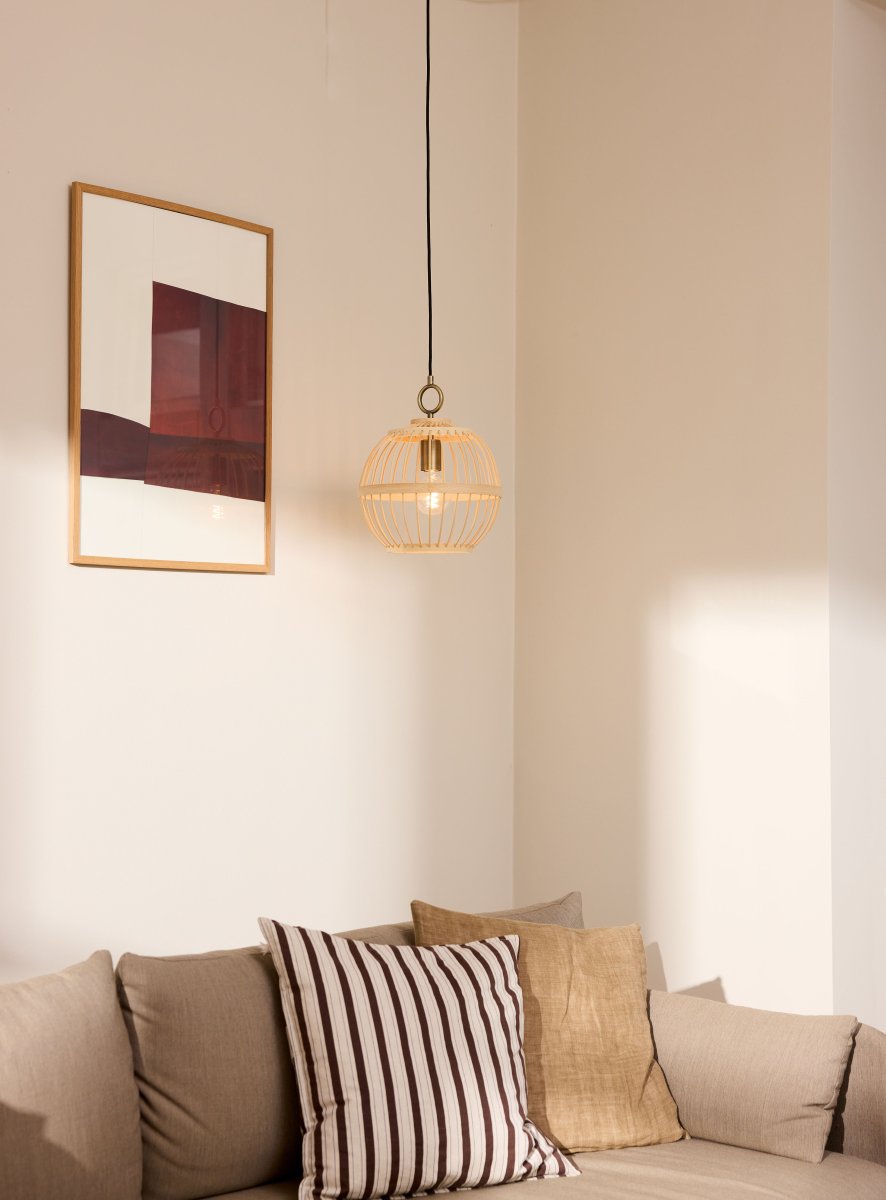 Stockholm Nordic Ø30 Natur Taklampe Fra Halo Design - Laget av lyst tre&auml; gir den en elegant og varm følelse som passer perfekt i både klassiske og moderne miljøer.