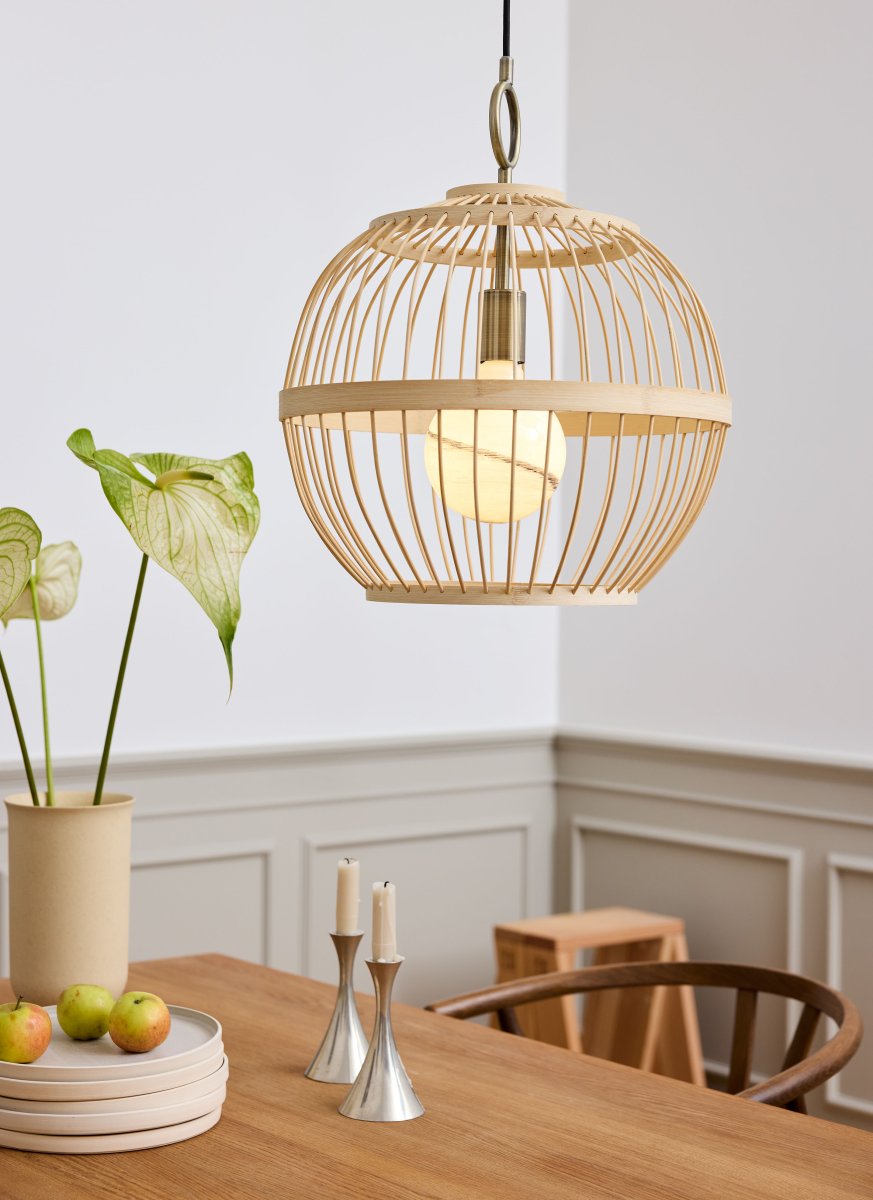 Stockholm Nordic Ø40 Natur Taklampe Fra Halo Design - Laget av lyst tre&auml; gir den en elegant og varm følelse som passer perfekt i både klassiske og moderne miljøer.