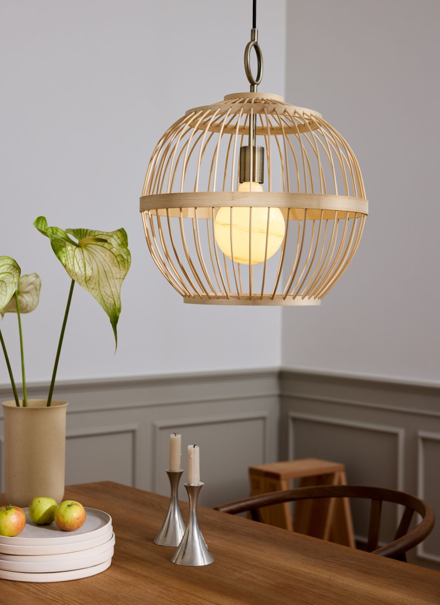 Stockholm Nordic Ø40 Natur Taklampe Fra Halo Design - Laget av lyst tre&auml; gir den en elegant og varm følelse som passer perfekt i både klassiske og moderne miljøer.