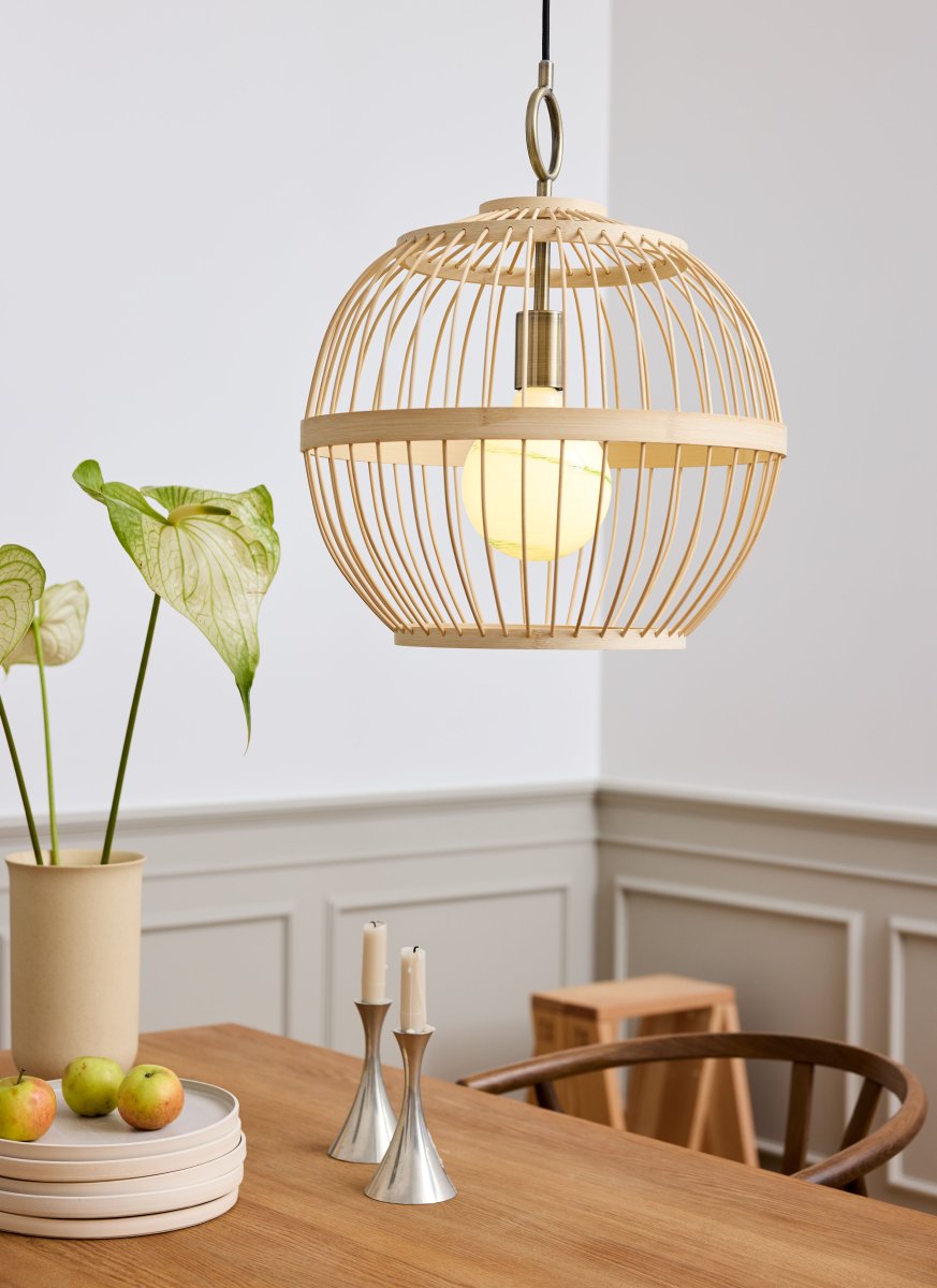 Stockholm Nordic Ø40 Natur Taklampe Fra Halo Design - Laget av lyst tre&auml; gir den en elegant og varm følelse som passer perfekt i både klassiske og moderne miljøer.