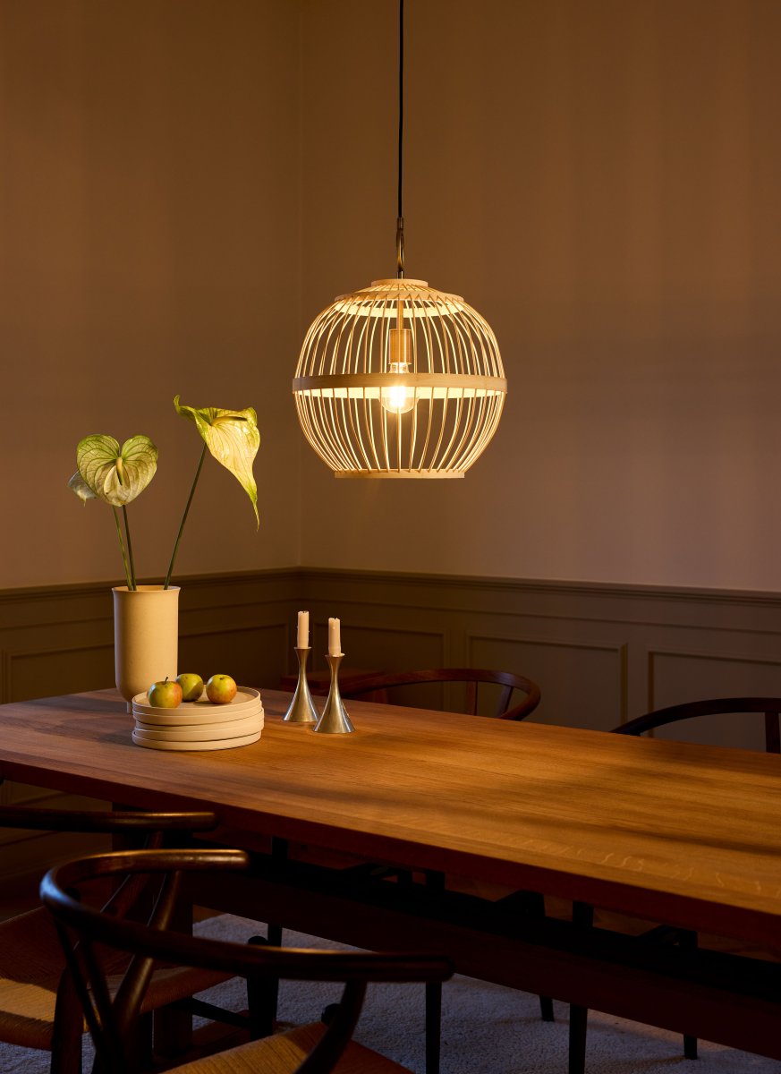 Stockholm Nordic Ø40 Natur Taklampe Fra Halo Design - Laget av lyst tre&auml; gir den en elegant og varm følelse som passer perfekt i både klassiske og moderne miljøer.