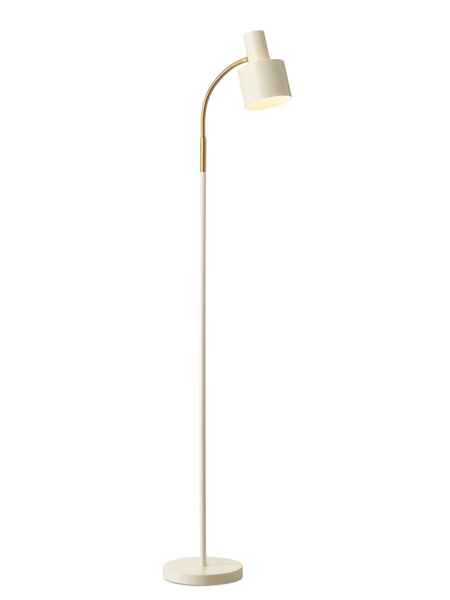 Vogue Hvit gulvlampe Fra Halo Design - Vogue er en stilig gulvlampe i hvitt metall med elegante detaljer i antikk messingfinish som gir et herlig retro-preg.