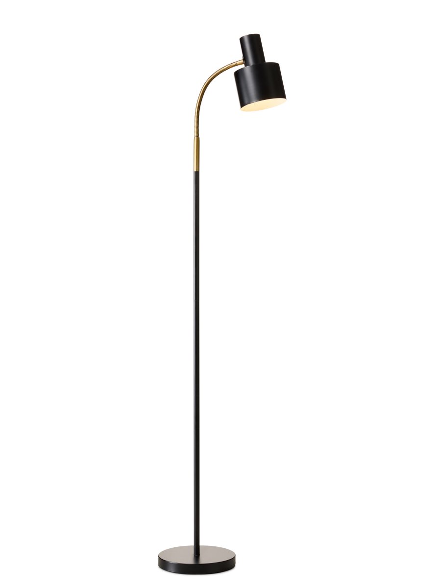 Vogue Svart gulvlampe Fra Halo Design - Vogue er en stilig gulvlampe i svart metall med elegante detaljer i antikk messingfinish som gir et herlig retro-preg.