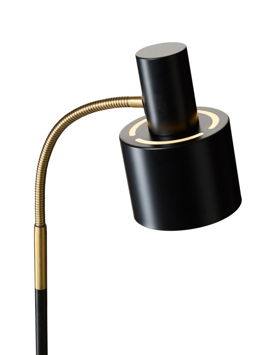 Vogue Svart gulvlampe Fra Halo Design - Vogue er en stilig gulvlampe i svart metall med elegante detaljer i antikk messingfinish som gir et herlig retro-preg.