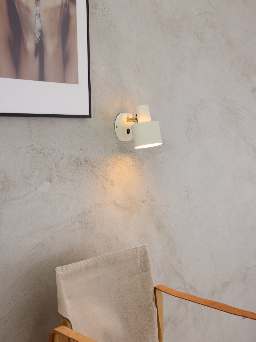 Vogue Krem leselampe Fra Halo Design - Vogue er det stilige valget for de som leter etter en lampe som både fremhever interiøret og oppfyller et praktisk formål.