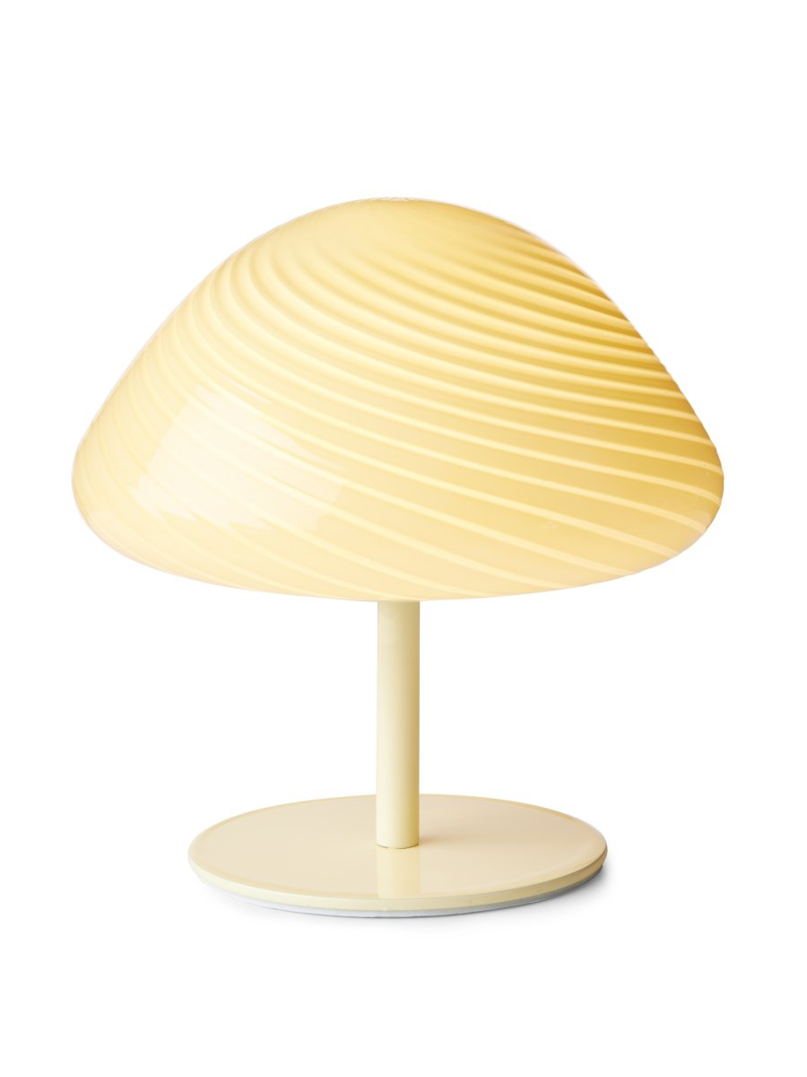Mini Mush 17cm Krem bordlampe Fra Halo Design - Den unike, b&oslash;lgeformede skjermen gir en myk og behagelig lysspredning, perfekt for &aring; skape en koselig atmosf&aelig;re i ethvert rom.