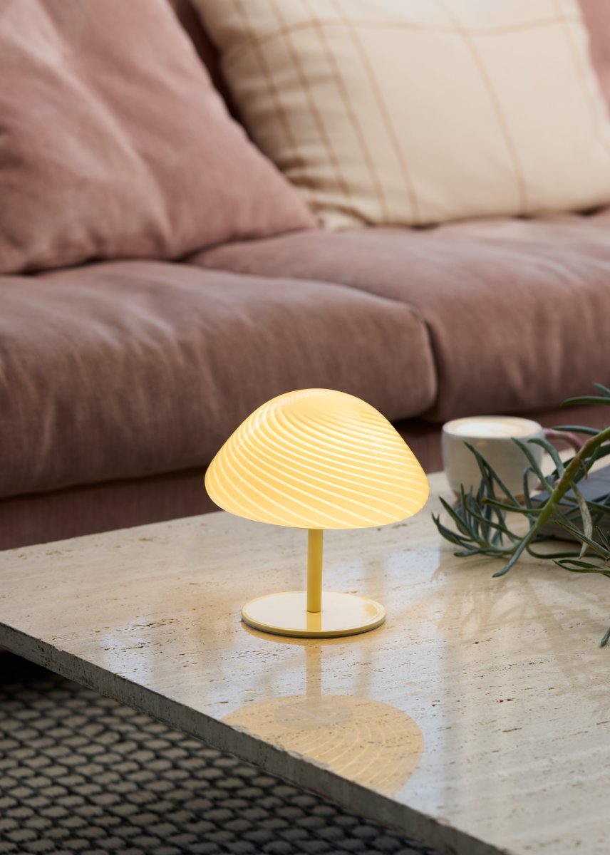 Mini Mush 17cm Krem bordlampe Fra Halo Design - Den unike, b&oslash;lgeformede skjermen gir en myk og behagelig lysspredning, perfekt for &aring; skape en koselig atmosf&aelig;re i ethvert rom.