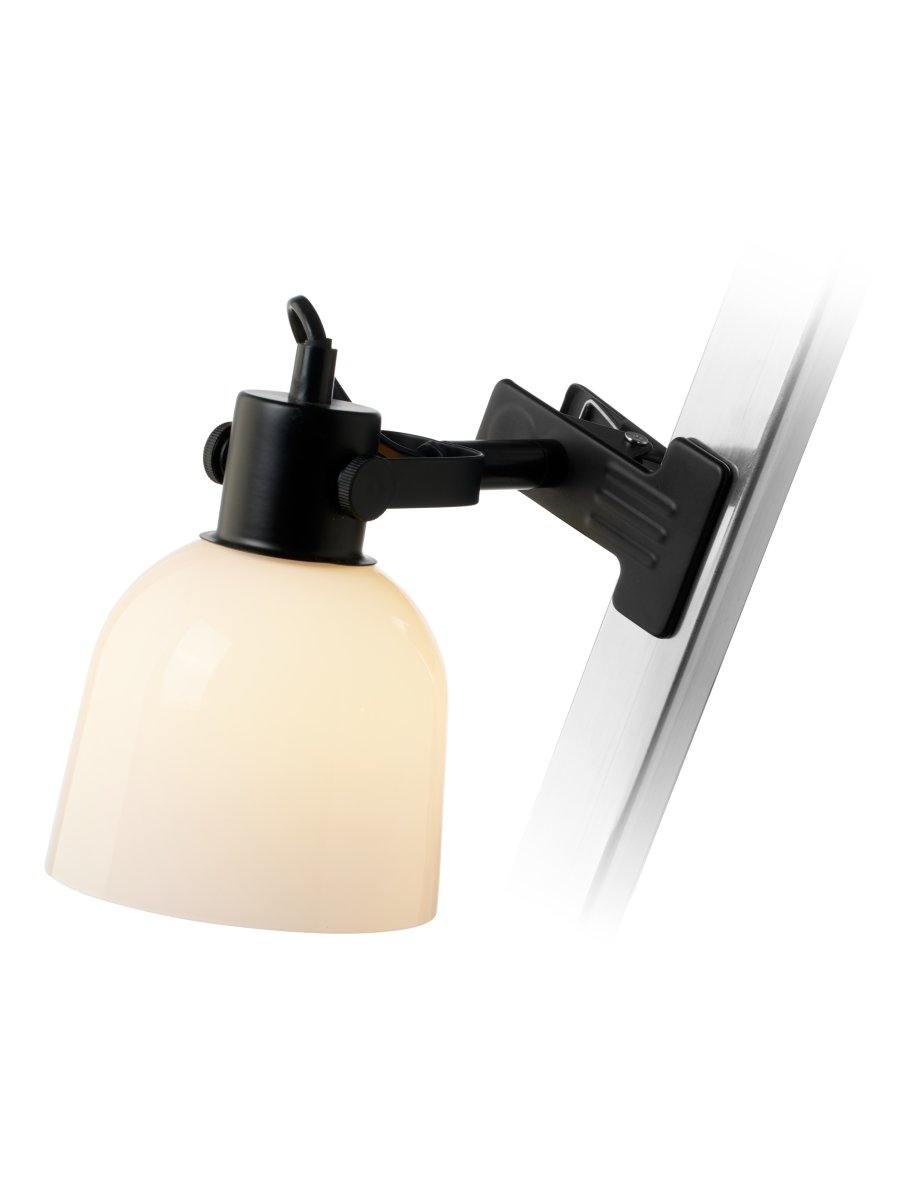 Glow Svart klemmelampe Fra Halo Design - Skjermen i opalglass gir en fin lysspredning og med den vinklede armen gir den deg muligheten til å bruke lampen som lampe og som dekorativ allmennbelysning.