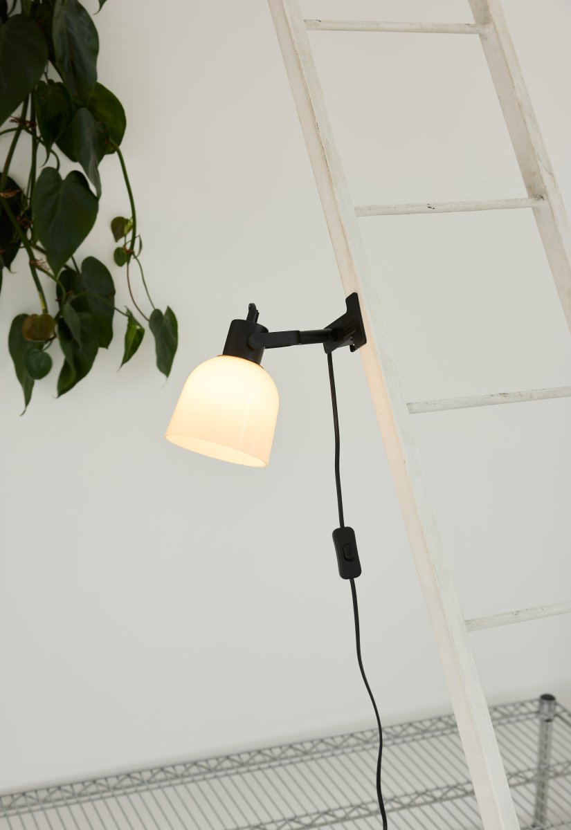 Glow Svart klemmelampe Fra Halo Design - Skjermen i opalglass gir en fin lysspredning og med den vinklede armen gir den deg muligheten til å bruke lampen som lampe og som dekorativ allmennbelysning.
