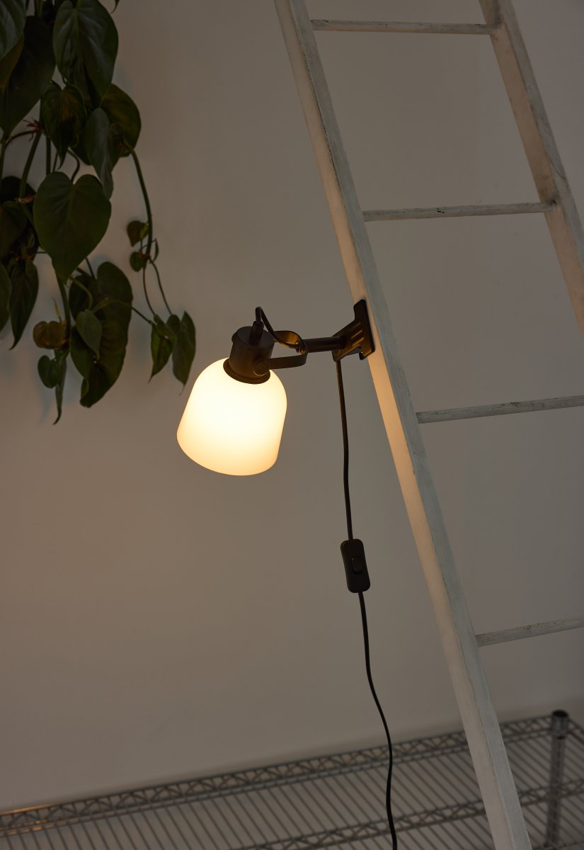 Glow Svart klemmelampe Fra Halo Design - Skjermen i opalglass gir en fin lysspredning og med den vinklede armen gir den deg muligheten til å bruke lampen som lampe og som dekorativ allmennbelysning.