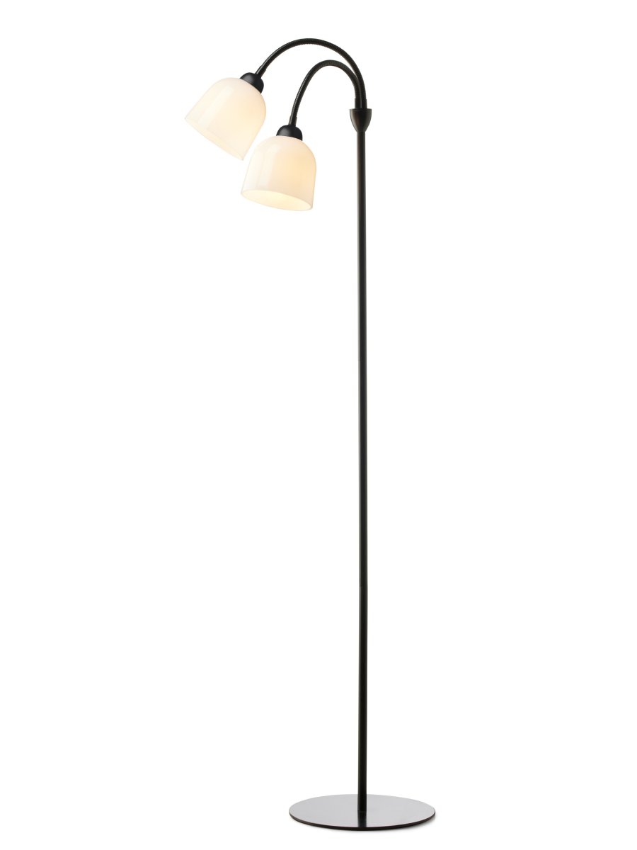 Glow 2 Svart gulvlampe Fra Halo Design - De opalglassskjermene gir fin lysspredning i rommet og de to armene er bevegelige, noe som gir deg muligheten til å bruke lampen som studielampe og som dekorativ allmennbelysning.