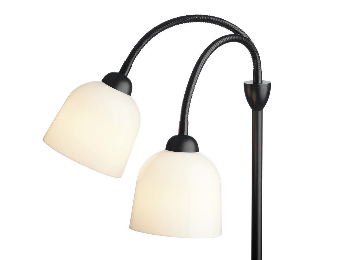 Glow 2 Svart gulvlampe Fra Halo Design - De opalglassskjermene gir fin lysspredning i rommet og de to armene er bevegelige, noe som gir deg muligheten til å bruke lampen som studielampe og som dekorativ allmennbelysning.