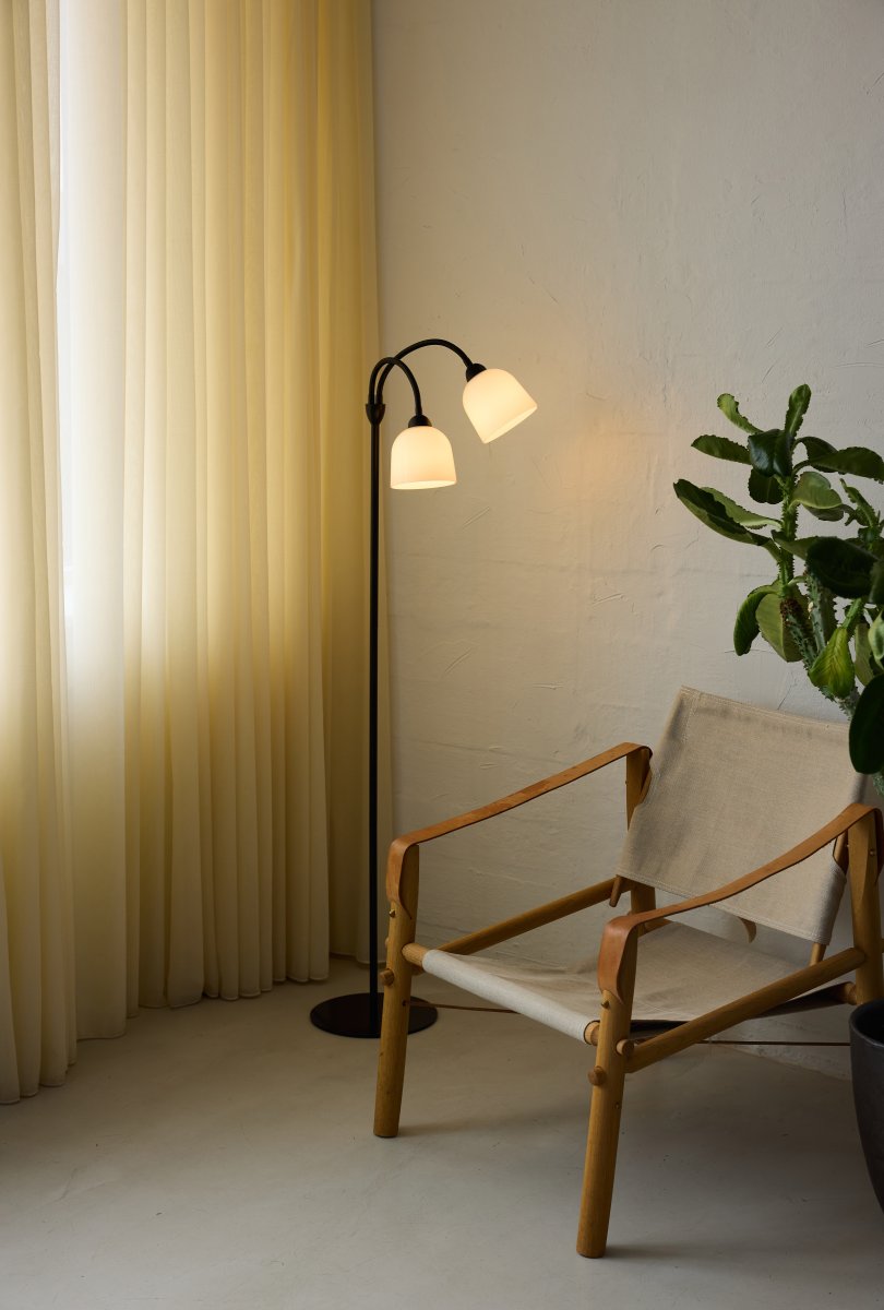 Glow 2 Svart gulvlampe Fra Halo Design - De opalglassskjermene gir fin lysspredning i rommet og de to armene er bevegelige, noe som gir deg muligheten til å bruke lampen som studielampe og som dekorativ allmennbelysning.