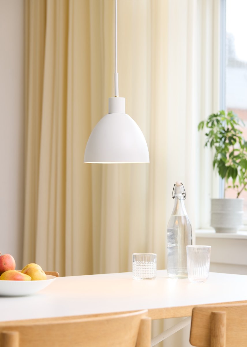 Rock Ø20 Hvit Taklampe Fra Halo Design - Rock er en lampe som kombinerer funksjonalitet med et trendy utseende &ndash; perfekt for å løfte innredningen din.