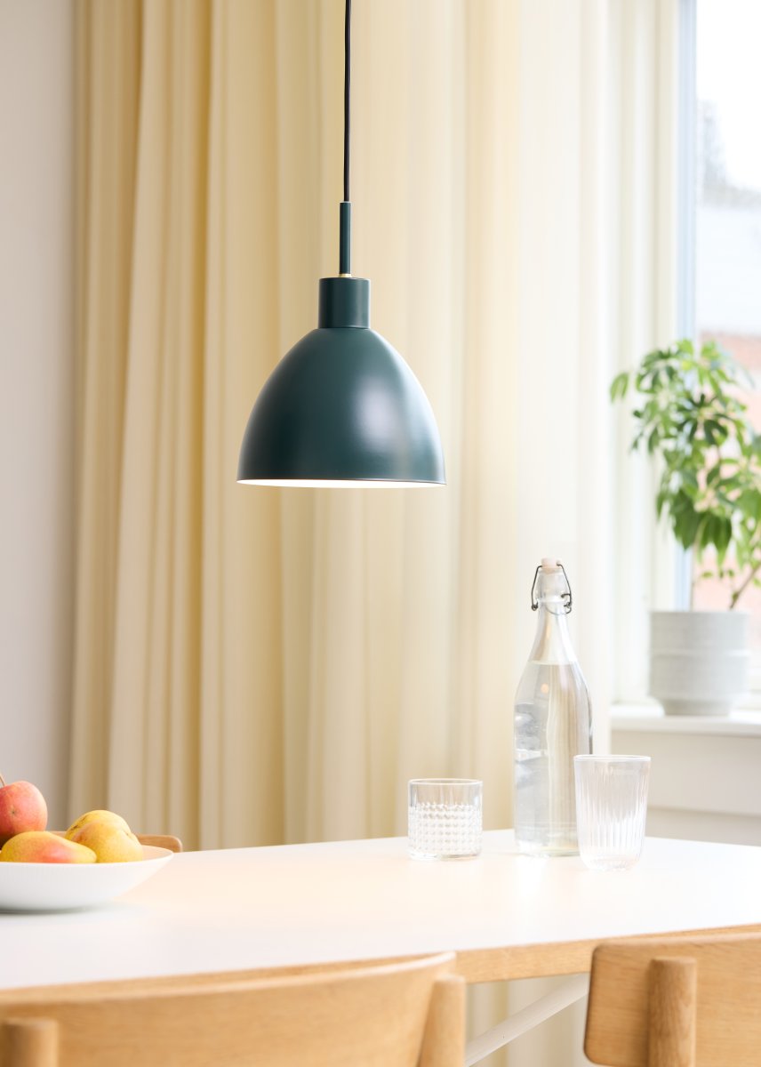 Rock Ø20 Grønn Taklampe Fra Halo Design - Rock er en lampe som kombinerer funksjonalitet med et trendy utseende &ndash; perfekt for &aring; l&oslash;fte innredningen din.