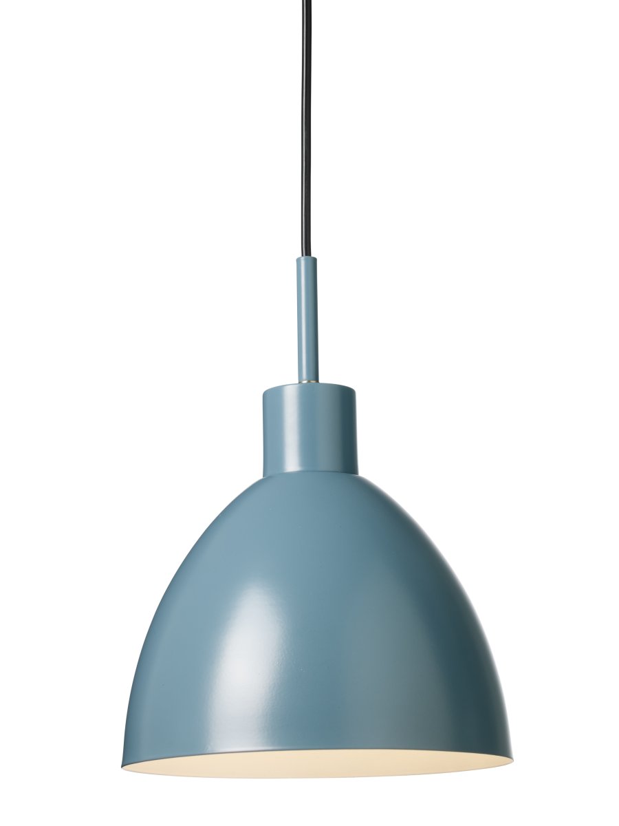 Rock Ø20 Petroleum Taklampe Fra Halo Design - Rock er en lampe som kombinerer funksjonalitet med et trendy utseende &ndash; perfekt for å løfte innredningen din.