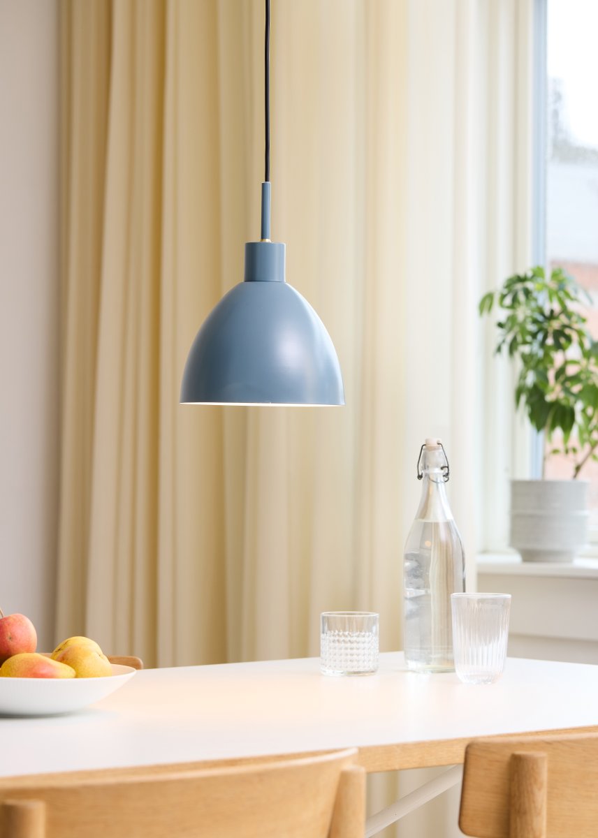 Rock Ø20 Petroleum Taklampe Fra Halo Design - Rock er en lampe som kombinerer funksjonalitet med et trendy utseende &ndash; perfekt for å løfte innredningen din.