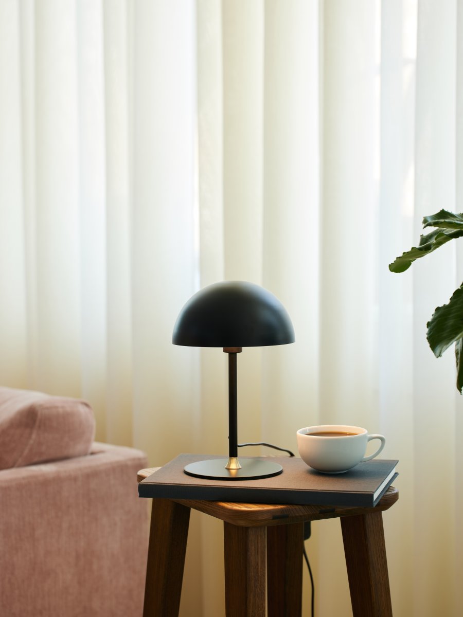 Boogie 25cm Matt svart bordlampe Fra Halo Design - Boogie er en stilig bordlampe med tidl&oslash;st design.