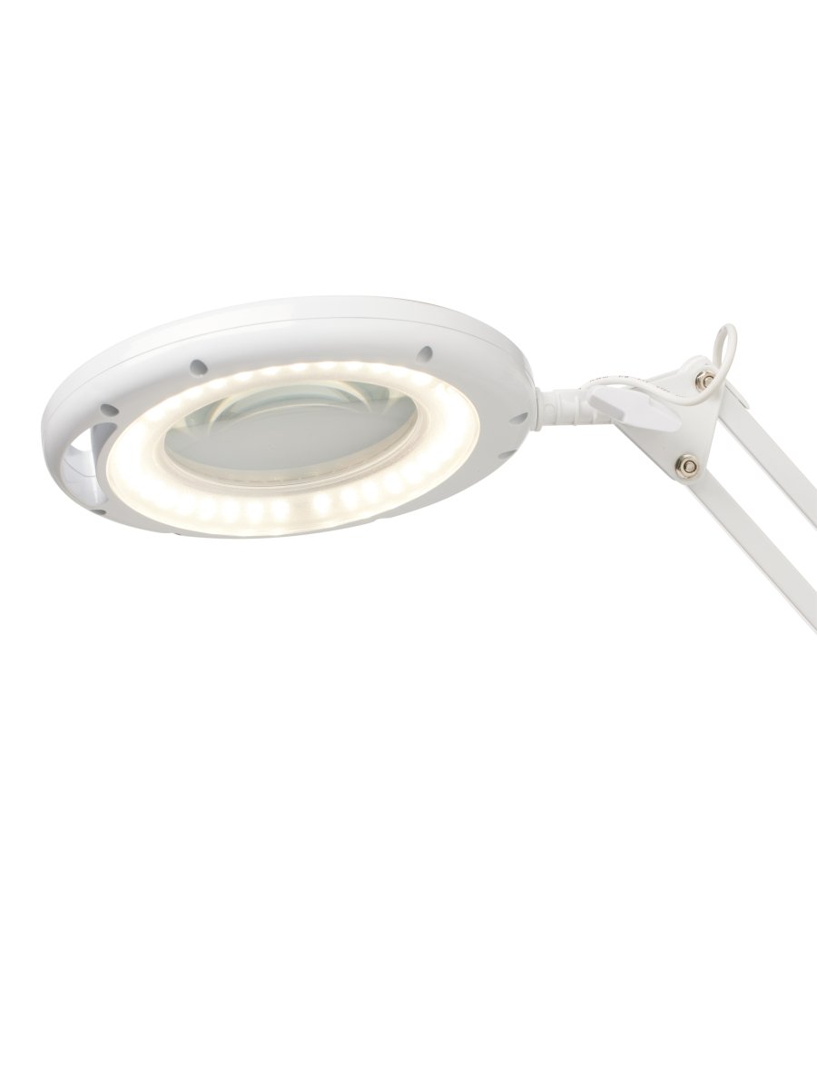 Magni Archi Hvit klemmelampe Fra Halo Design - Den vinklede armen har justerbart lampehode med integrert LED på 7W som avgir sterkt og godt arbeidslys.