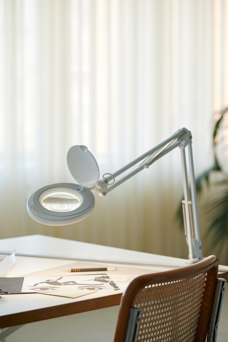 Magni Archi Hvit klemmelampe Fra Halo Design - Den vinklede armen har justerbart lampehode med integrert LED på 7W som avgir sterkt og godt arbeidslys.