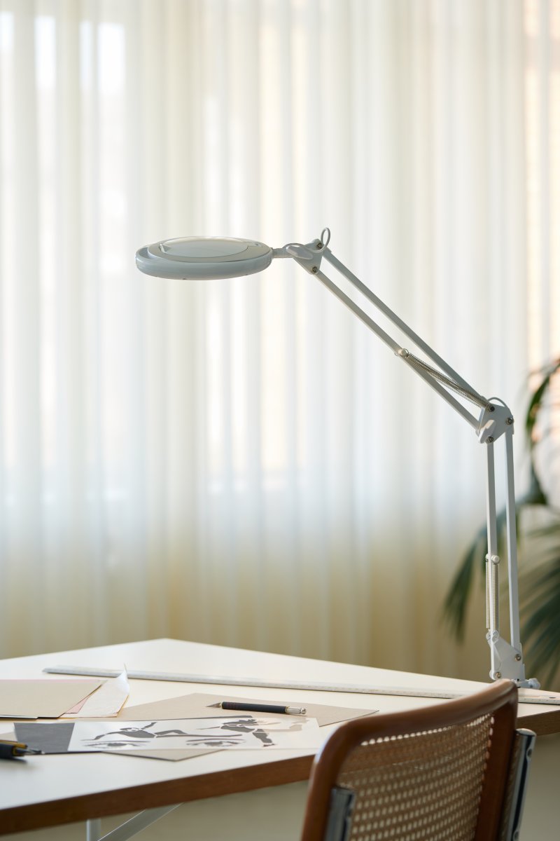 Magni Archi Hvit klemmelampe Fra Halo Design - Den vinklede armen har justerbart lampehode med integrert LED på 7W som avgir sterkt og godt arbeidslys.