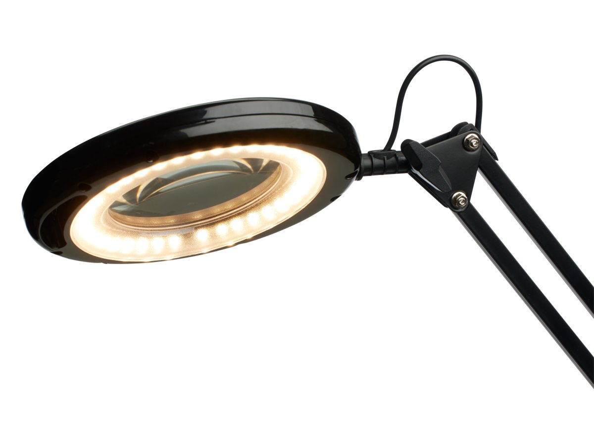 Magni Archi Svart klemmelampe Fra Halo Design - Den vinklede armen har justerbart lampehode med integrert LED p&aring; 7W som avgir sterkt og godt arbeidslys.