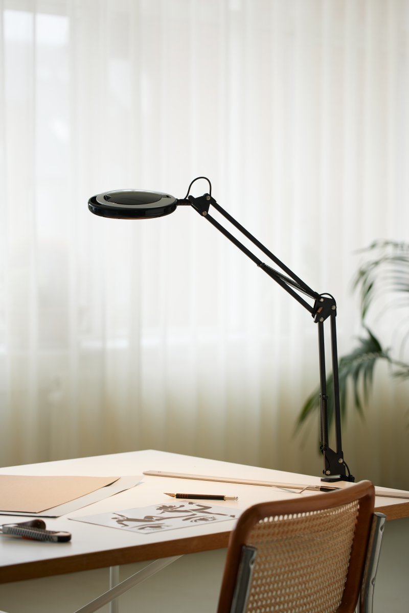 Magni Archi Svart klemmelampe Fra Halo Design - Den vinklede armen har justerbart lampehode med integrert LED p&aring; 7W som avgir sterkt og godt arbeidslys.