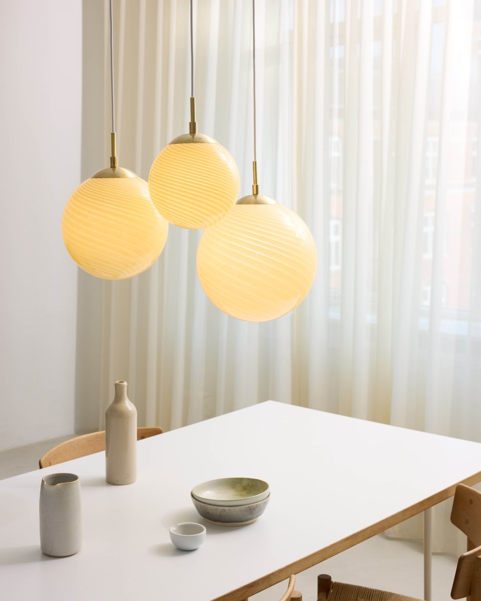 Candy Ball Ø30 Kremhvit Taklampe Fra Halo Design - Candy Ball er en elegant taklampe som kombinerer vakkert håndverk med moderne design.