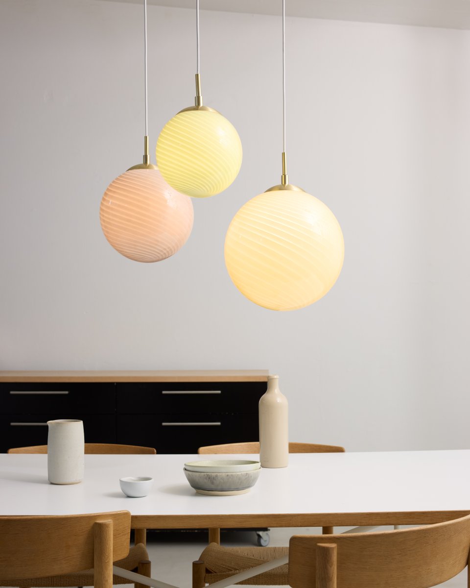 Candy Ball Ø25 Rosa Taklampe Fra Halo Design - Candy Ball er en elegant pendellampe som kombinerer vakkert håndverk med moderne design.