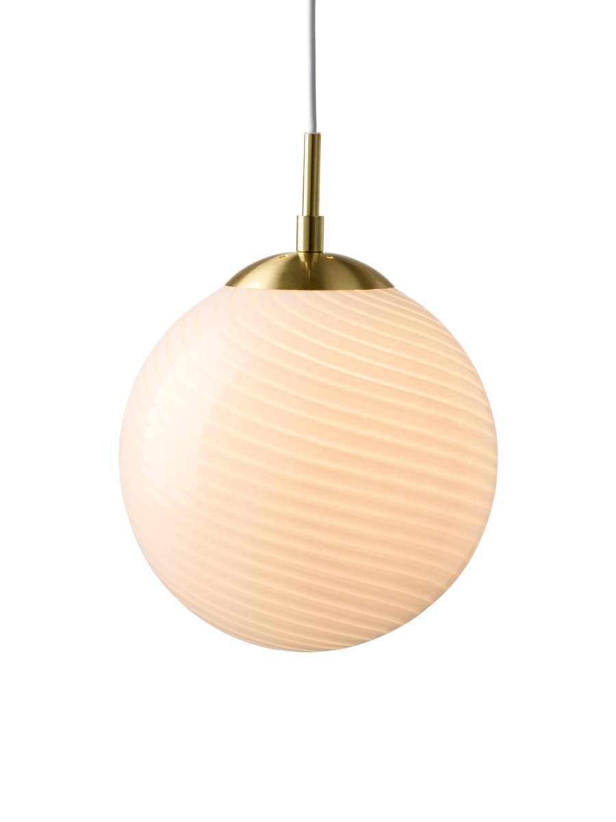 Zoom bilde av Candy Ball Ø25 Hvit Taklampe Fra Halo Design - Candy Ball er en elegant pendellampe som kombinerer vakkert håndverk med moderne design.