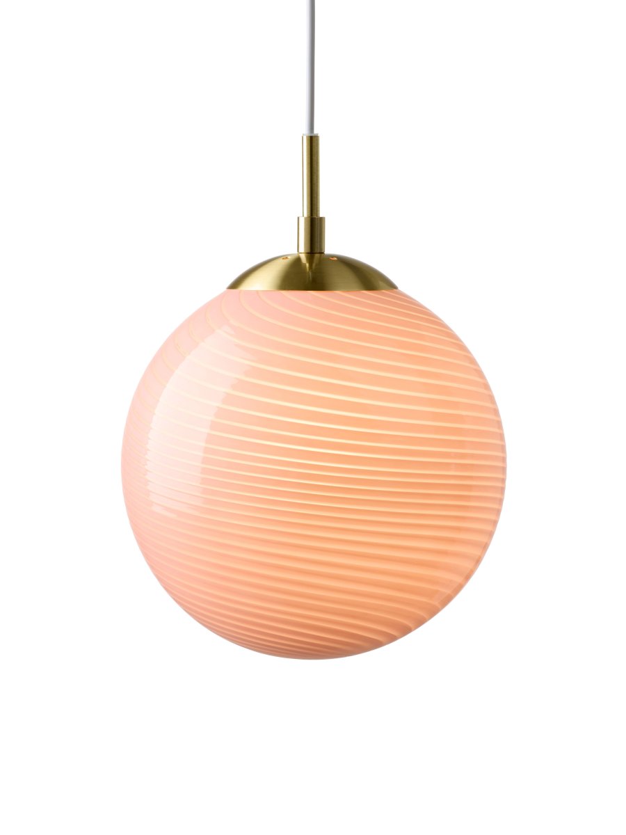 Candy Ball Ø25 Rosa Taklampe Fra Halo Design - Candy Ball er en elegant pendellampe som kombinerer vakkert håndverk med moderne design.