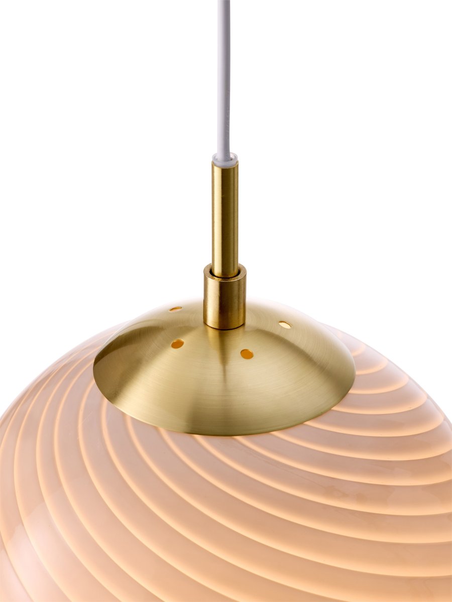 Candy Ball Ø30 Grå Taklampe Fra Halo Design - Candy Ball er en elegant pendellampe som kombinerer vakkert håndverk med moderne design.