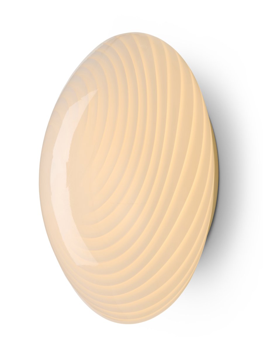 Candy Ø30 Hvit plafond Fra Halo Design - Den avrundede skjermen er laget av munnblåst glass med et dekorativt, vridd mønster som gir lampen et vakkert uttrykk.