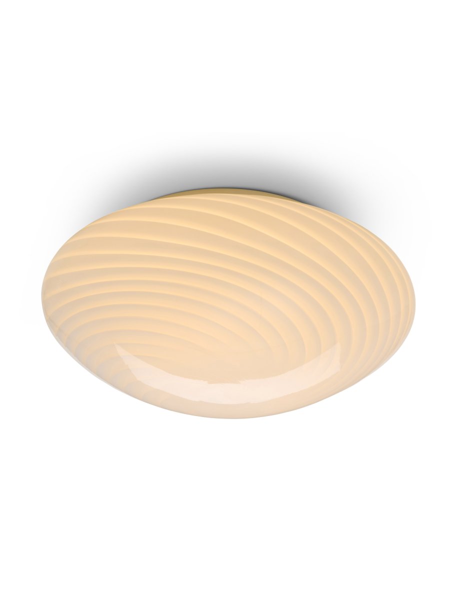 Candy Ø30 Hvit plafond Fra Halo Design - Den avrundede skjermen er laget av munnblåst glass med et dekorativt, vridd mønster som gir lampen et vakkert uttrykk.