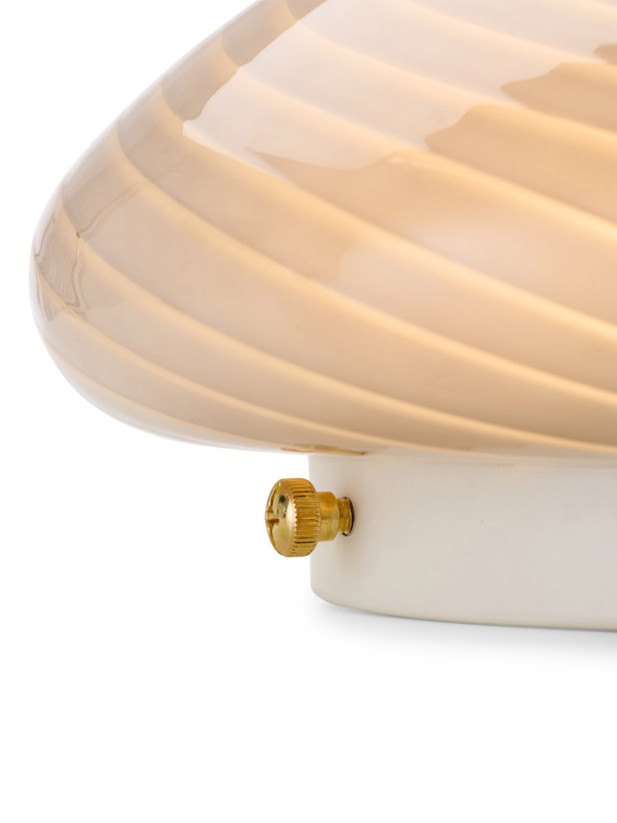 Candy Ø30 Grå plafond Fra Halo Design - Den avrundede skjermen er laget av munnblåst glass med et dekorativt, vridd mønster som gir lampen et vakkert uttrykk.