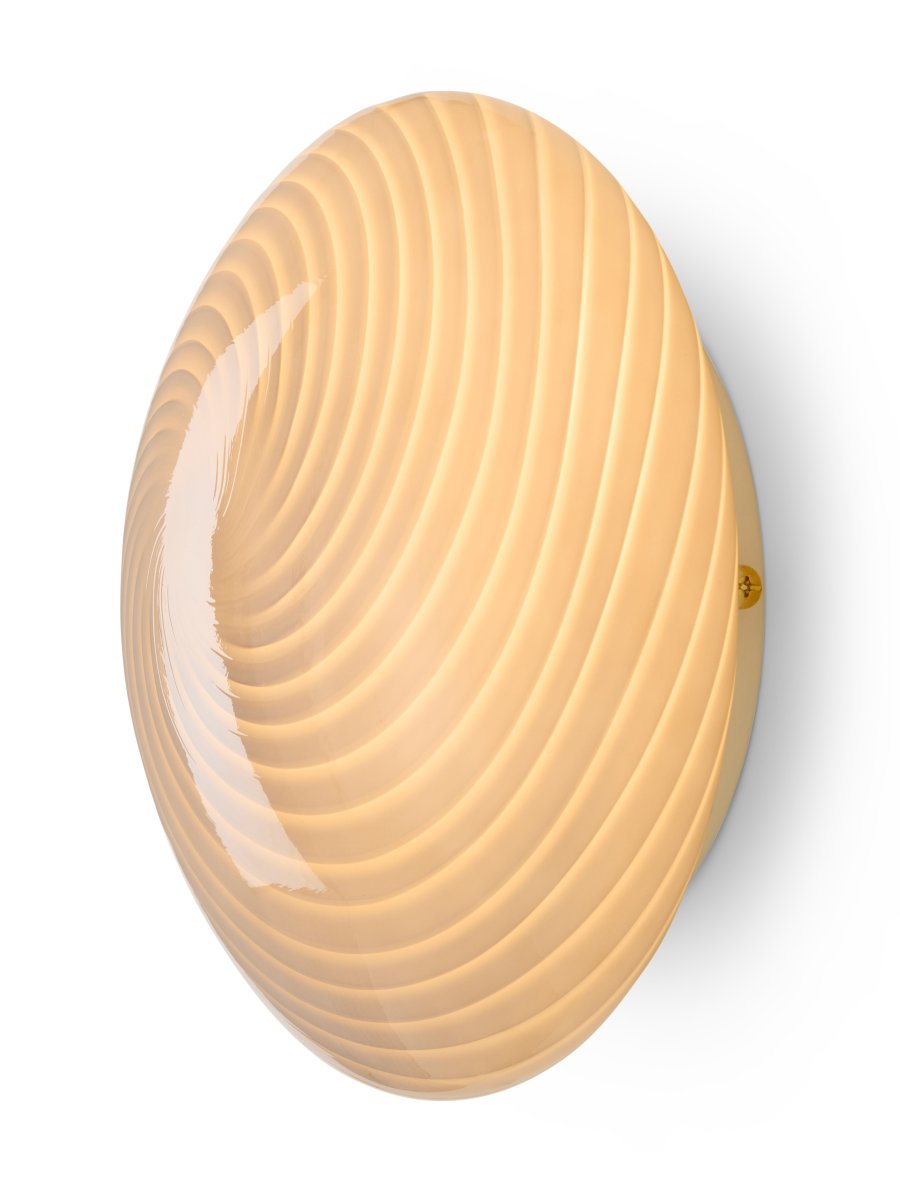 Candy Ø30 Grå plafond Fra Halo Design - Den avrundede skjermen er laget av munnblåst glass med et dekorativt, vridd mønster som gir lampen et vakkert uttrykk.