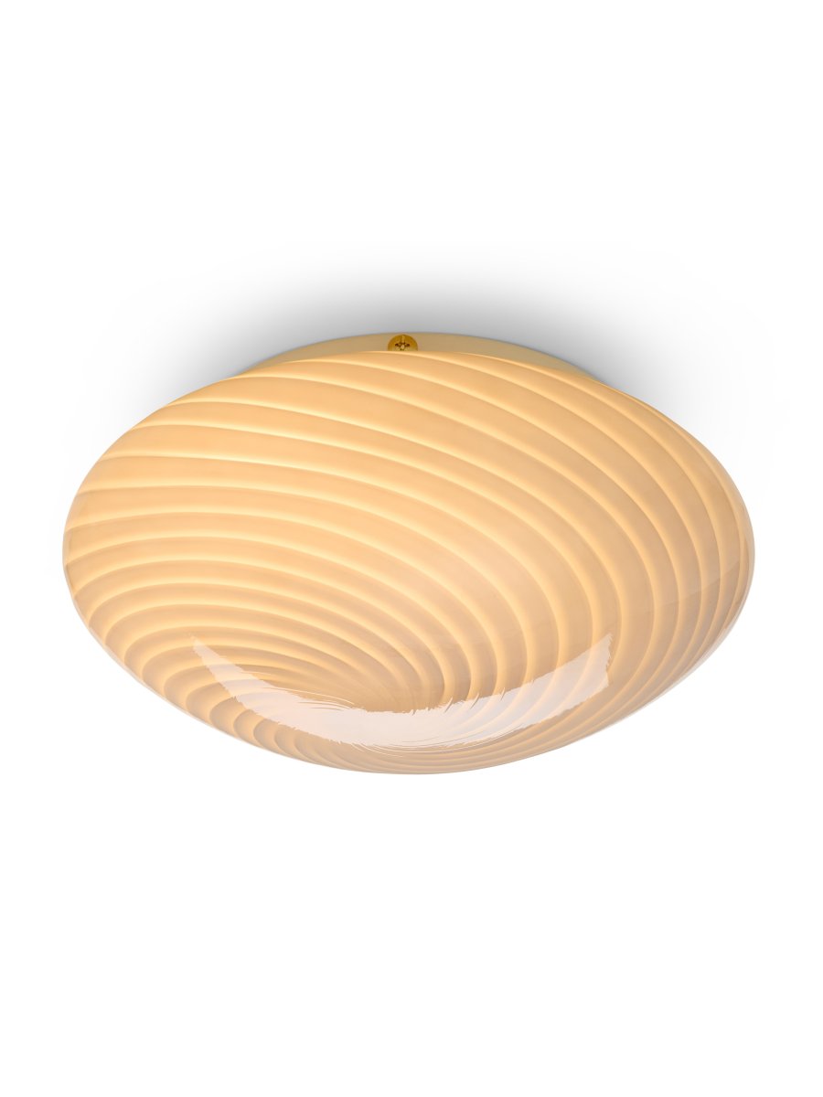 Candy Ø30 Grå plafond Fra Halo Design - Den avrundede skjermen er laget av munnblåst glass med et dekorativt, vridd mønster som gir lampen et vakkert uttrykk.