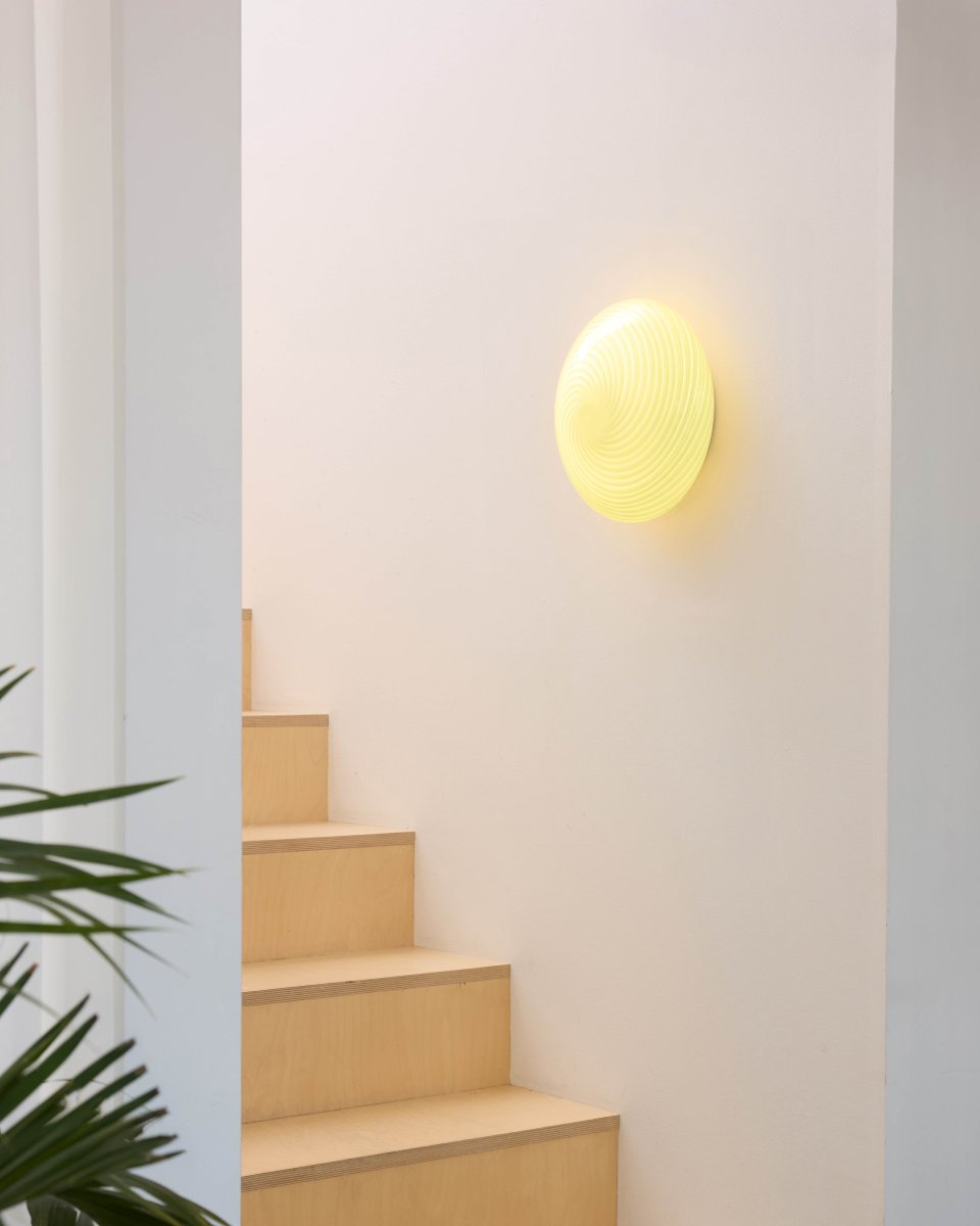 Candy Ø30 Kremhvit plafond Fra Halo Design - Den avrundede skjermen er laget av munnblåst glass med et dekorativt, vridd mønster som gir lampen et vakkert uttrykk.