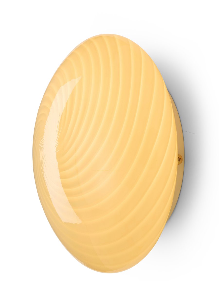 Candy Ø30 Kremhvit plafond Fra Halo Design - Den avrundede skjermen er laget av munnblåst glass med et dekorativt, vridd mønster som gir lampen et vakkert uttrykk.
