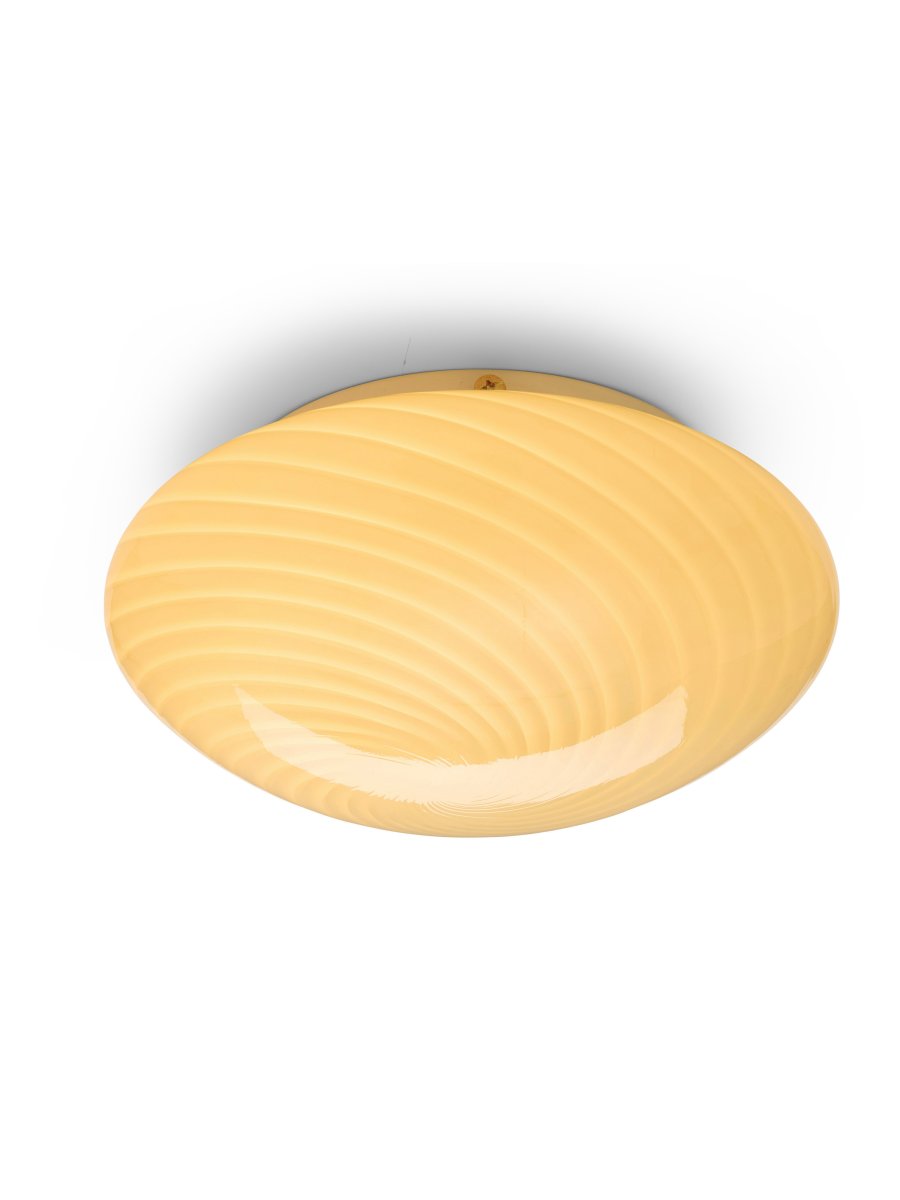 Candy Ø30 Kremhvit plafond Fra Halo Design - Den avrundede skjermen er laget av munnblåst glass med et dekorativt, vridd mønster som gir lampen et vakkert uttrykk.