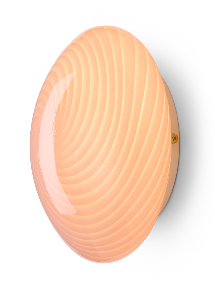 Candy Ø30 Rosa plafond Fra Halo Design - Den avrundede skjermen er laget av munnblåst glass med et dekorativt, vridd mønster som gir lampen et vakkert uttrykk.
