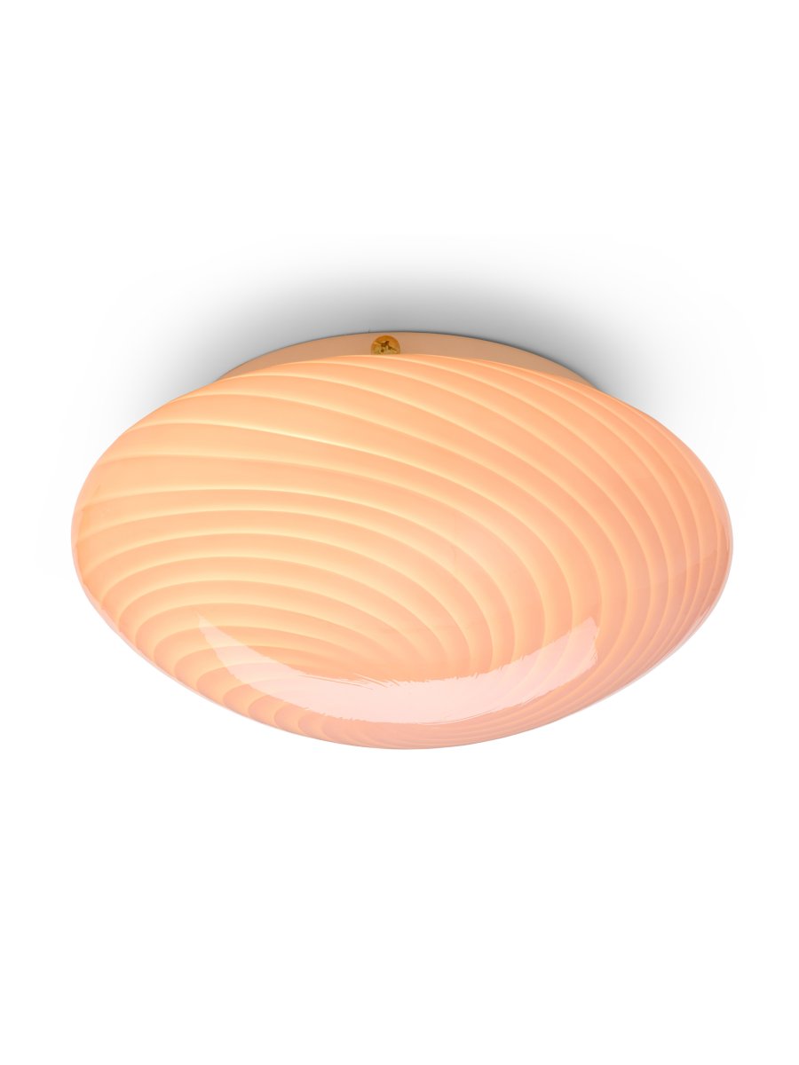 Candy Ø30 Rosa plafond Fra Halo Design - Den avrundede skjermen er laget av munnblåst glass med et dekorativt, vridd mønster som gir lampen et vakkert uttrykk.