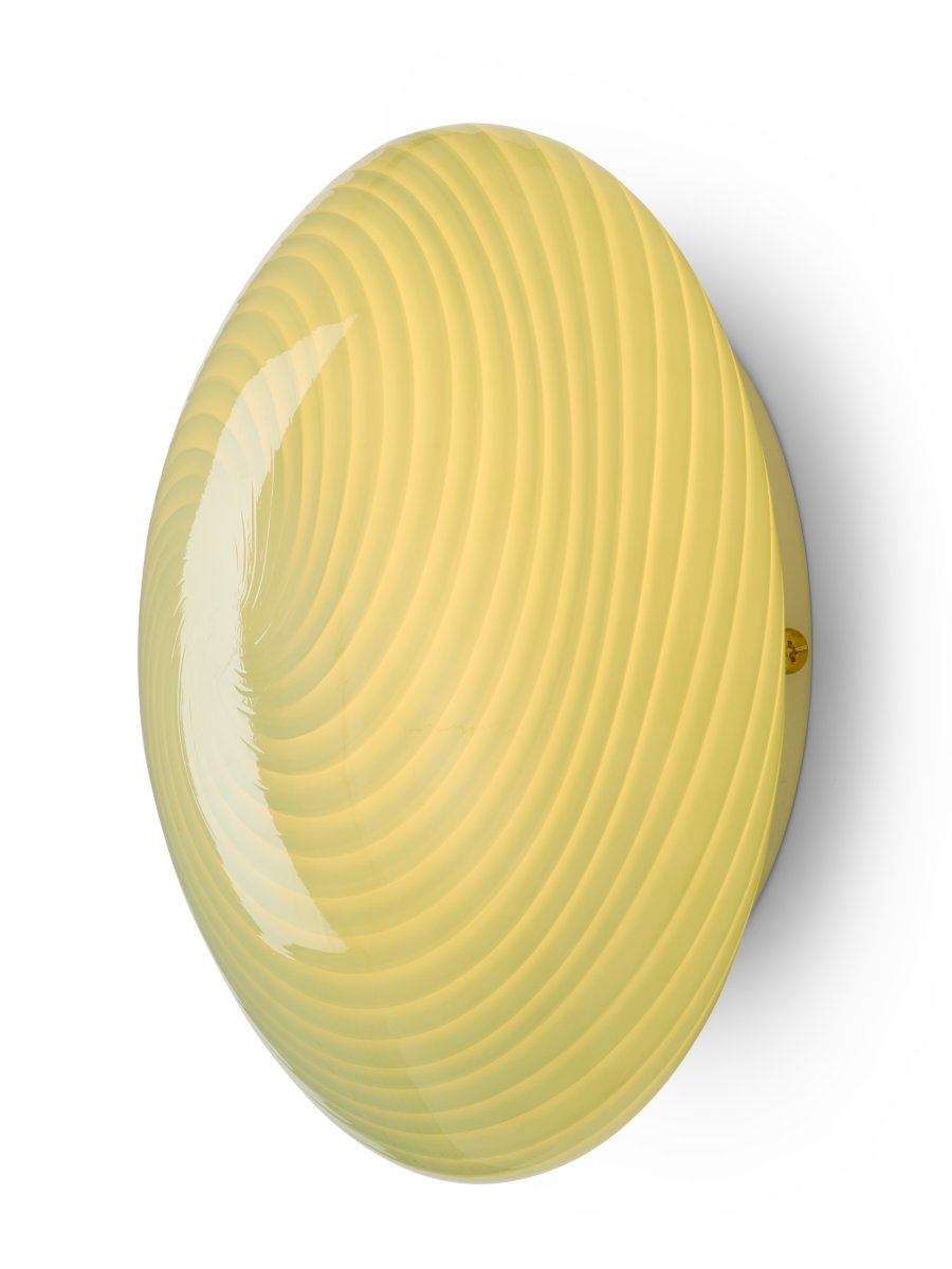 Candy Ø30 Grønn plafond Fra Halo Design - Den avrundede skjermen er laget av munnblåst glass med et dekorativt, vridd mønster som gir lampen et vakkert uttrykk.