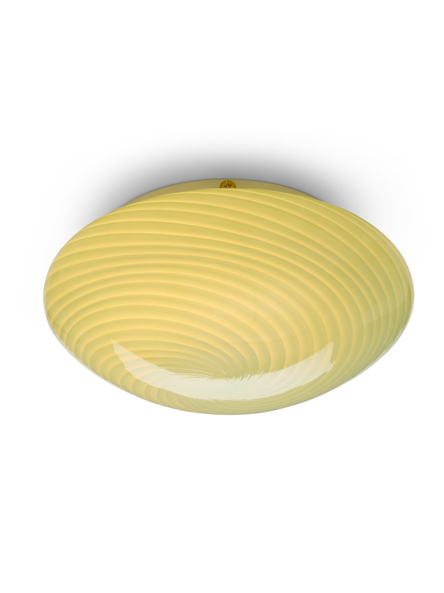 Candy Ø30 Grønn plafond Fra Halo Design - Den avrundede skjermen er laget av munnblåst glass med et dekorativt, vridd mønster som gir lampen et vakkert uttrykk.