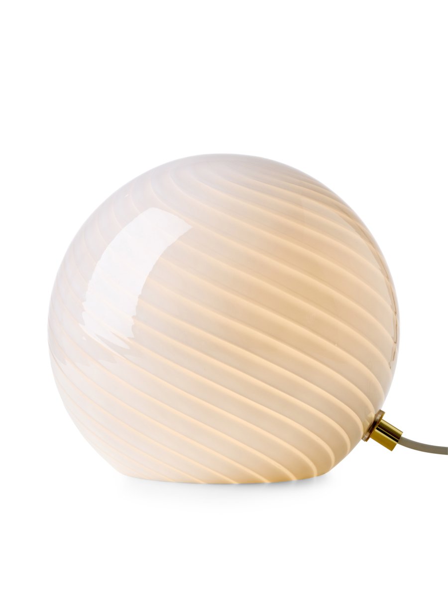 Zoom bilde av Candy 20cm Hvit bordlampe Fra Halo Design - Med sin kompakte form og stilige design passer Candy like fint på et sidebord som i et vindu, på en hylle eller et nattbord.