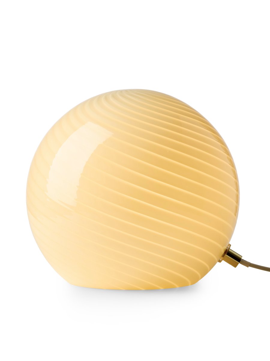 Candy 20cm Kremhvit bordlampe Fra Halo Design - Med sin kompakte form og stilige design passer Candy like fint på et sidebord som i et vindu, på en hylle eller et nattbord.