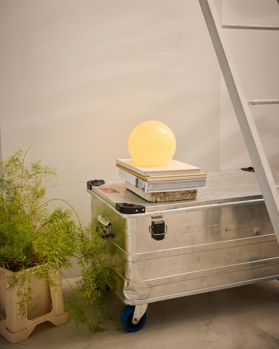 Candy 20cm Kremhvit bordlampe Fra Halo Design - Med sin kompakte form og stilige design passer Candy like fint på et sidebord som i et vindu, på en hylle eller et nattbord.