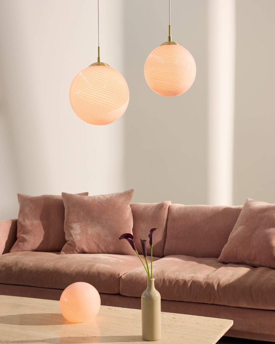 Candy Ball Ø30 Rosa Taklampe Fra Halo Design - Candy Ball er en elegant pendellampe som kombinerer vakkert h&aring;ndverk med moderne design.