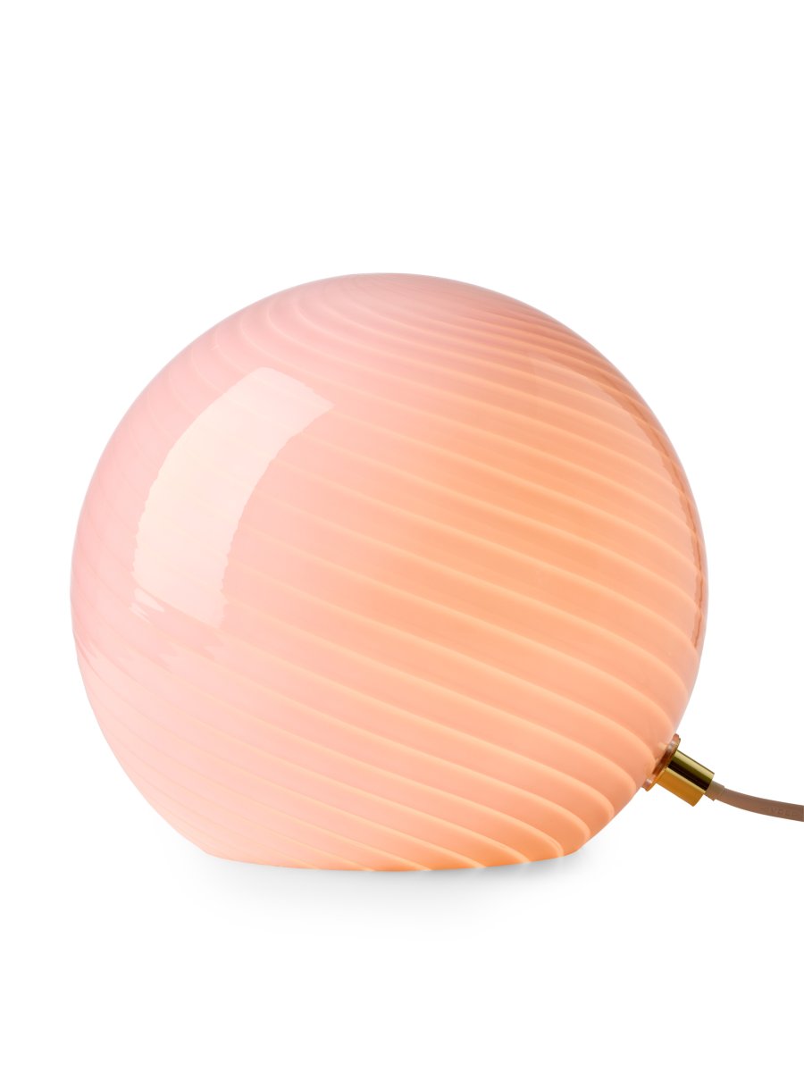 Candy 20cm Rosa bordlampe Fra Halo Design - Med sin kompakte form og stilige design passer Candy like fint på et sidebord som i et vindu, på en hylle eller et nattbord.